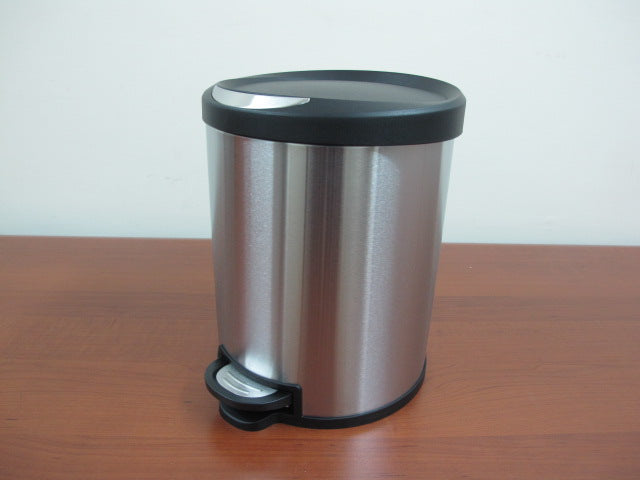 17824615a297e8946061f72f0e505706.jpg Stainless Steel Dustbin with black cover & pedal 5 lt