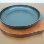 Round sizzling platter with wooden base