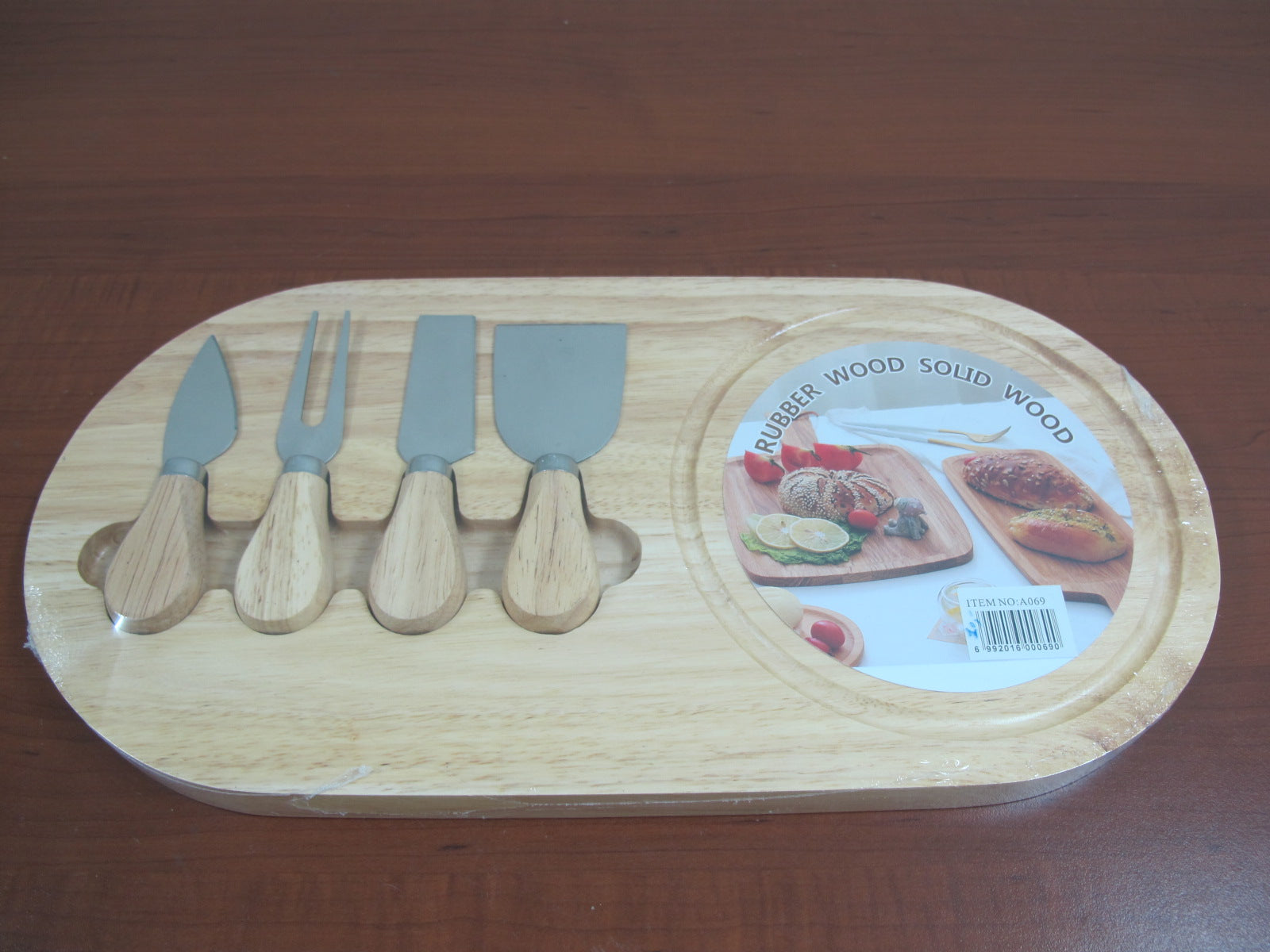 4f25d93c5245ae0991c07ec59fb3e382.jpg 4 Cheese Serving Utensils with Board