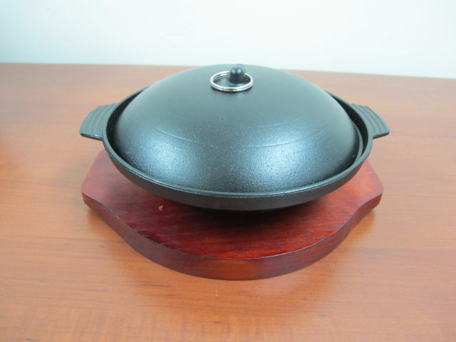 a2340945806141f24879c039b9747e40.jpg Round Sizzling with Lid and wooden base 21x24 cm