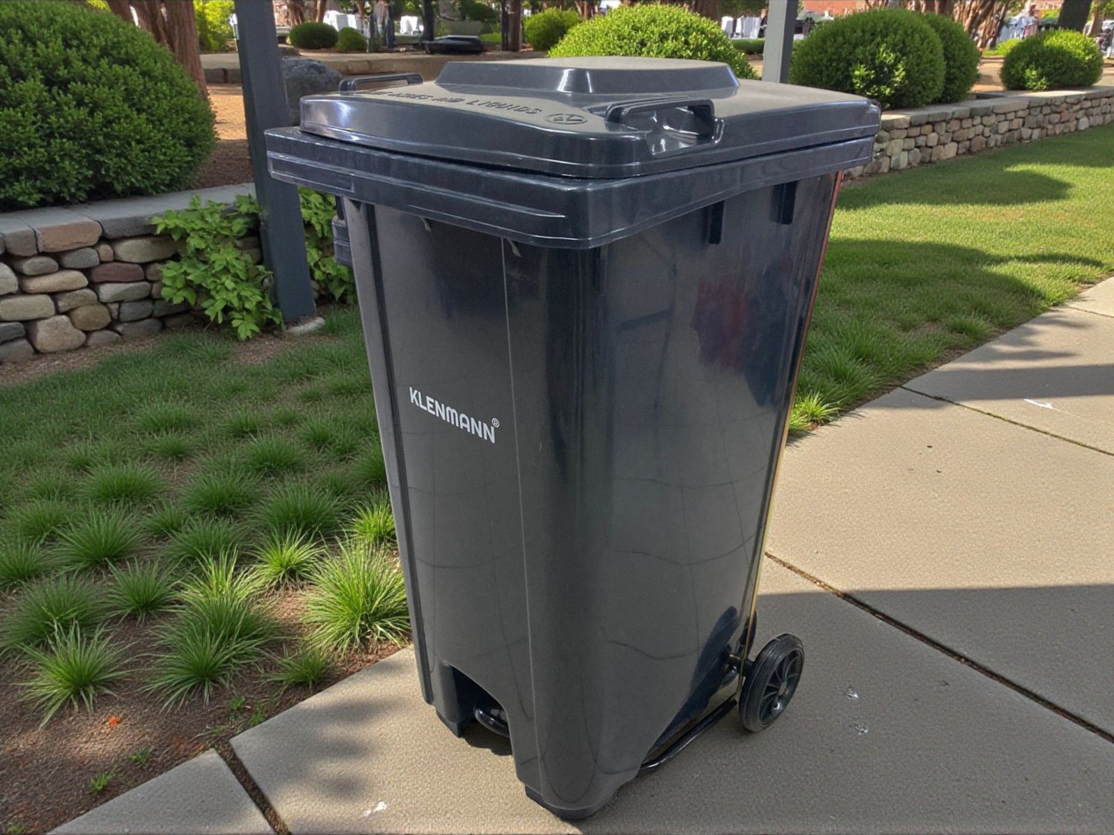 a379f188674da4c60d29d0373b0fa17b.jpg Heavy Duty Plastic Dustbin with Metal Step 240L w Wheels