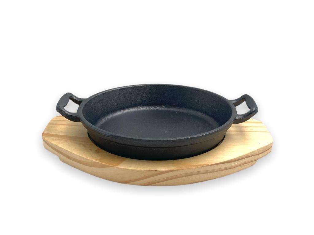 aa9b7fe4a8721e16f0e04a4d0a8c900c.jpg Round Cast Iron Sizzling with wooden base