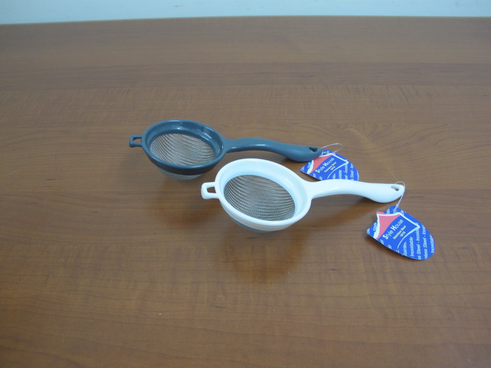 b0b3c9e0c02b4590578d51c3b1d284cb.jpg Fine Mesh Stainless Steel with plastic Strainer; 7.5 cm