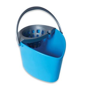 Plastic bucket with wringer