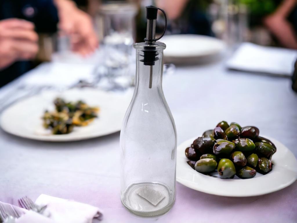 b4283dacda6f7afc02e53c25293e4c12.jpg Glass Oil Bottle 300 ml with Metal Pourer and Cover