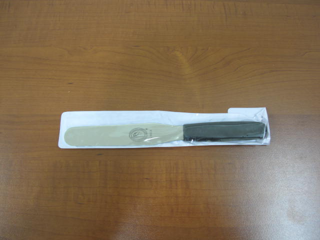 bc4a1cbdad2ed151e50e4ee1ac93d5ba.jpg Long Straight Spatula with Black Handle 15.24cm