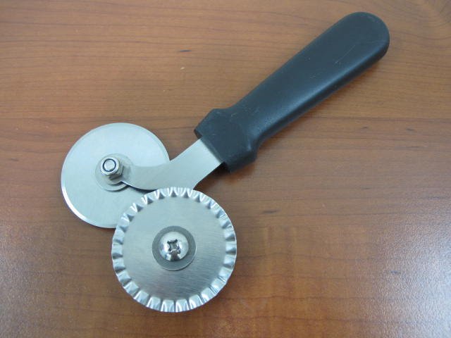 ea30a769a98fd1e573c2497c3deaceee.jpg Pizza slicer with 2 wheels ,for restaurants