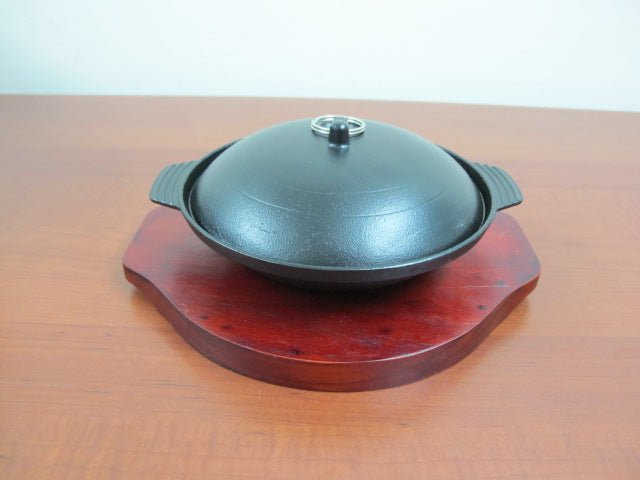 f3e4f87c14753a7ab6886c8c4386a636.jpg Round Sizzling with Lid and wooden base 21x18 cm